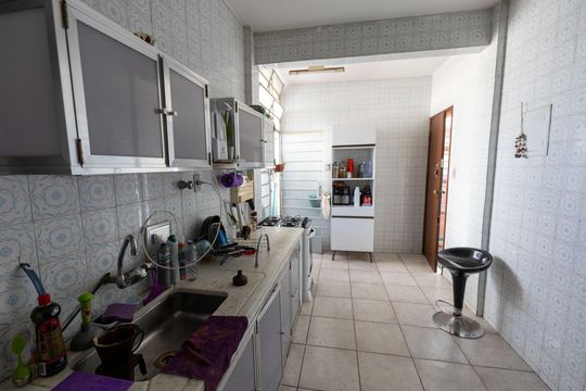 Cozinha de apartamento à venda com 3 quartos, 77m² em Santo Antônio, Belo Horizonte