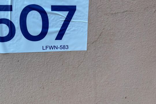 Plaquinha Instalada código LFWN-583 de apartamento para alugar com 1 quarto, 38m² em Humaitá, Porto Alegre