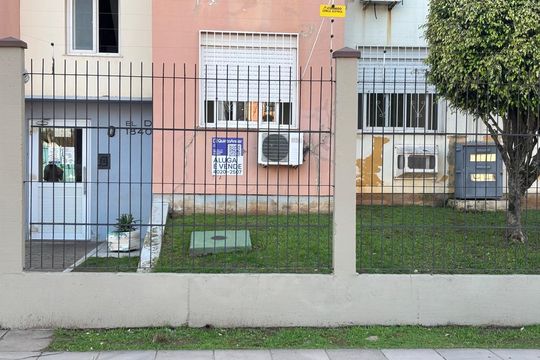 Plaquinha Instalada código LFWN-583 de apartamento para alugar com 1 quarto, 38m² em Humaitá, Porto Alegre