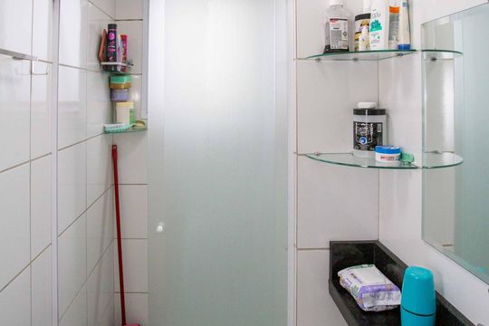 Banheiro de apartamento à venda com 2 quartos, 52m² em Centro, Diadema