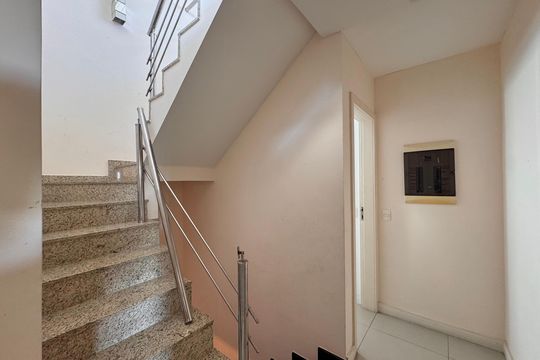 Escada de casa de condomínio à venda com 3 quartos, 600m² em Recreio dos Bandeirantes, Rio de Janeiro