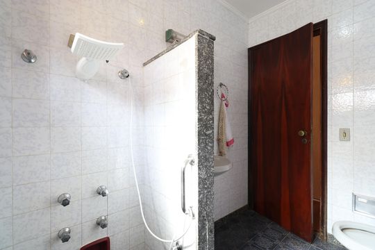 Banheiro da Suíte de casa à venda com 4 quartos, 600m² em Lapa, São Paulo