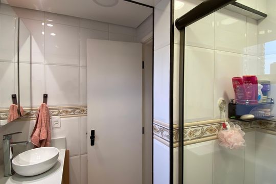 Banheiro social de apartamento à venda com 3 quartos, 84m² em Vila Yara, Osasco