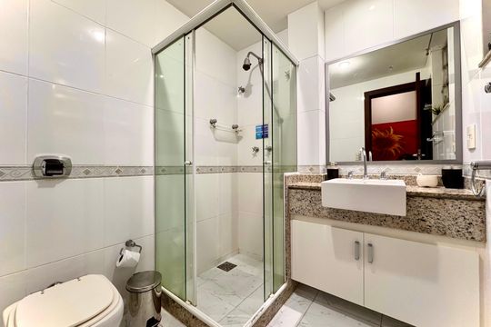 Banheiro social de apartamento para alugar com 3 quartos, 150m² em Copacabana, Rio de Janeiro