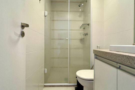 Banheiro de kitnet/studio para alugar com 1 quarto, 31m² em Sumarezinho, São Paulo