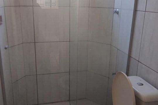 Banheiro de apartamento para alugar com 2 quartos, 45m² em São Gonçalo, Pelotas