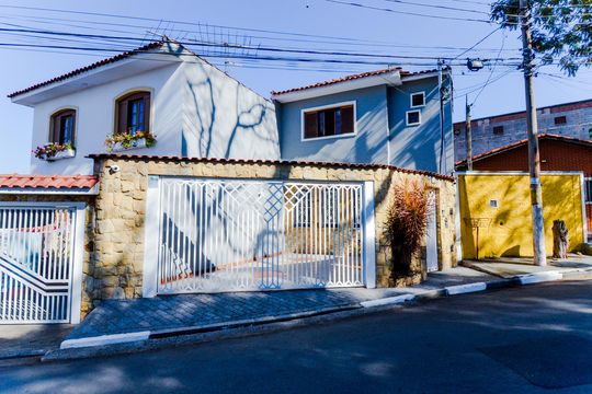 Fachada de casa à venda com 3 quartos, 178m² em Centro, Guarulhos