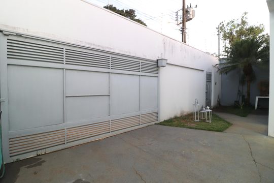 Garagem de casa para alugar com 3 quartos, 311m² em Shopping Park, Uberlândia