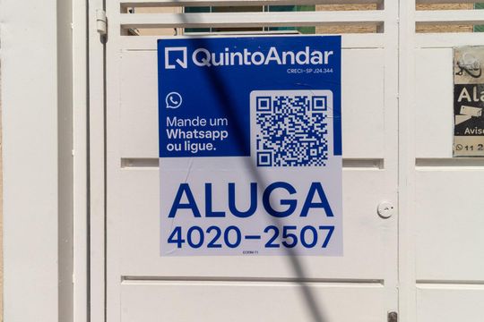 Placa instalada de casa para alugar com 4 quartos, 300m² em Vila Lucia, São Paulo