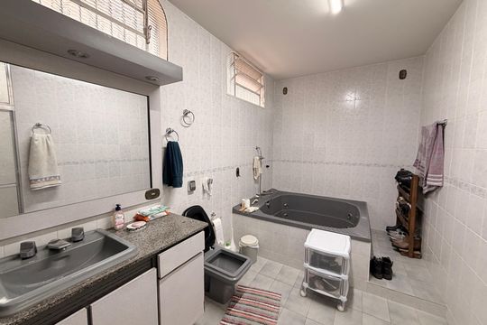 Banheiro da Suíte de casa à venda com 3 quartos, 432m² em Jardim Rosaura, Jundiaí