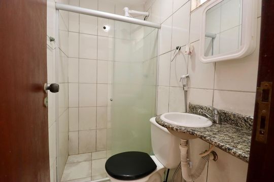 Banheiro de kitnet/studio para alugar com 0 quarto, 53m² em Stella Maris, Salvador