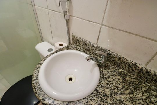 Banheiro de kitnet/studio para alugar com 0 quarto, 53m² em Stella Maris, Salvador