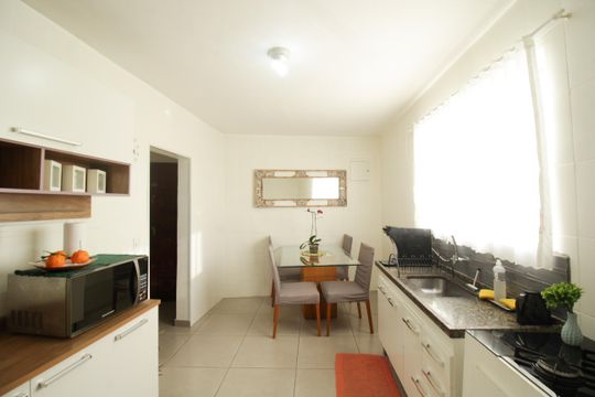 Cozinha de casa para alugar com 2 quartos, 86m² em Vila Zat, São Paulo