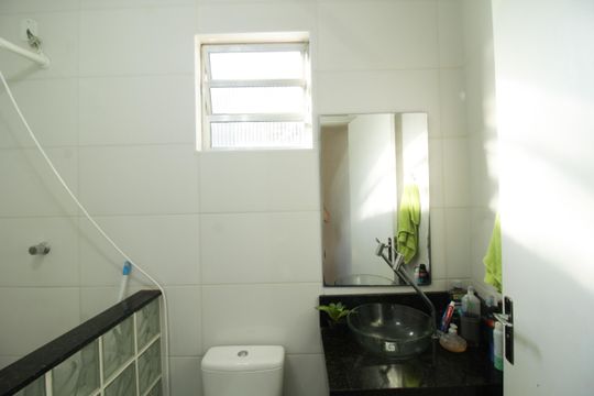 Banheiro de casa para alugar com 2 quartos, 86m² em Vila Zat, São Paulo