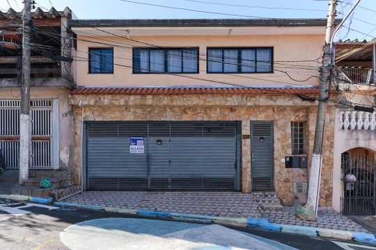 Fachada + plaquinha de casa para alugar com 2 quartos, 60m² em Lauzane Paulista, São Paulo