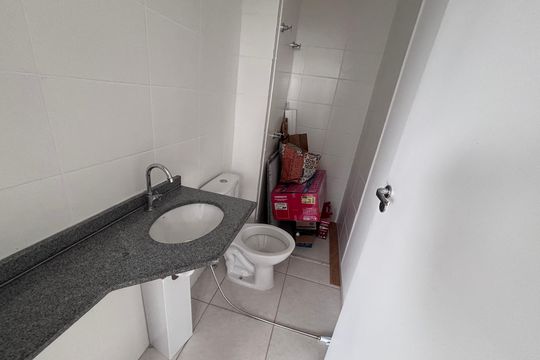 Banheiro de apartamento à venda com 3 quartos, 57m² em Barra Olímpica, Rio de Janeiro