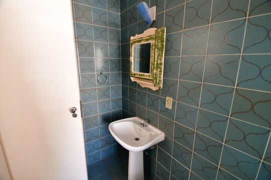 Banheiro de apartamento à venda com 1 quarto, 42m² em Vila Itapura, Campinas