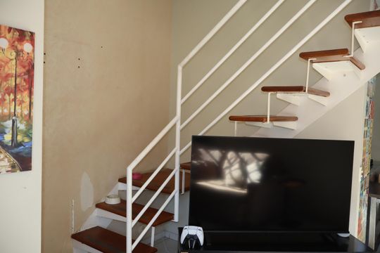 Escada acesso piso superior de casa à venda com 2 quartos, 94m² em Vila Ema, São Paulo