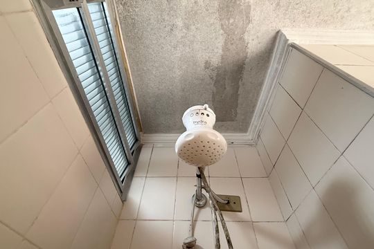 Banheiro Suíte de apartamento para alugar com 2 quartos, 70m² em Vila Alzira, Guarujá