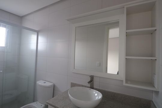 Banheiro suíte de apartamento para alugar com 3 quartos, 96m² em Centro, Canoas