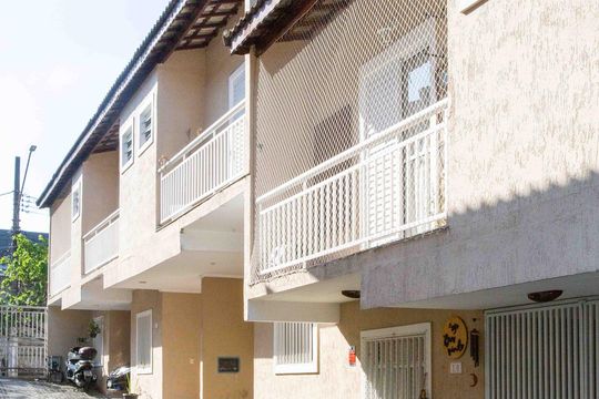Fachada de casa à venda com 3 quartos, 86m² em Taboão, Diadema