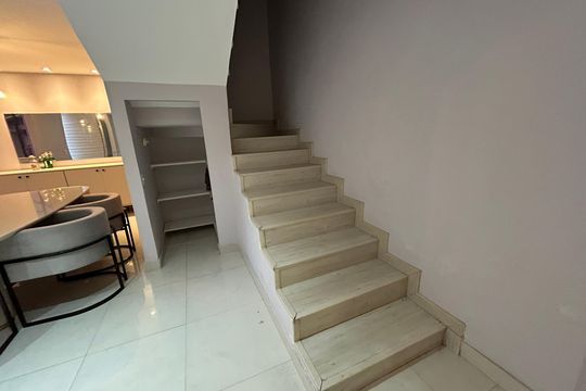 Escada de casa para alugar com 3 quartos, 50m² em Vila Valqueire, Rio de Janeiro