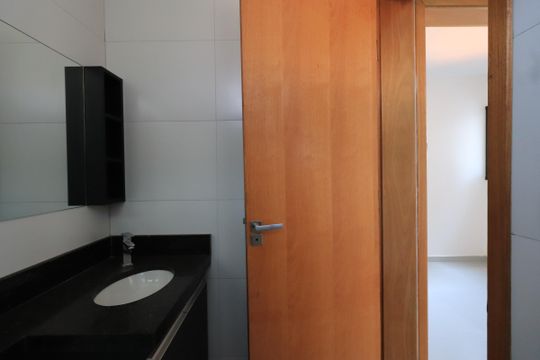 Banheiro de apartamento à venda com 2 quartos, 42m² em Vila Carrão, São Paulo