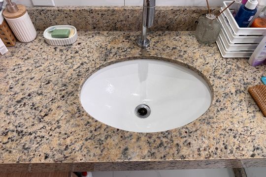 Banheiro da Suíte de apartamento à venda com 2 quartos, 120m² em Ilha de Guaratiba, Rio de Janeiro