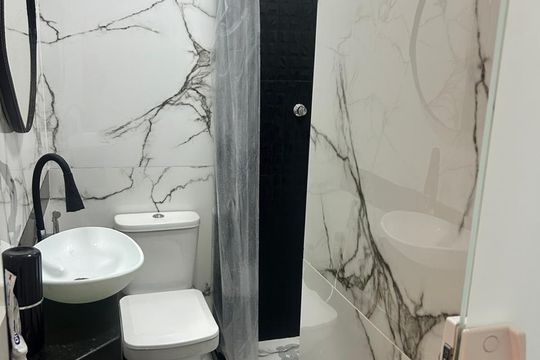 Banheiro de kitnet/studio à venda com 1 quarto, 23m² em Botafogo, Rio de Janeiro
