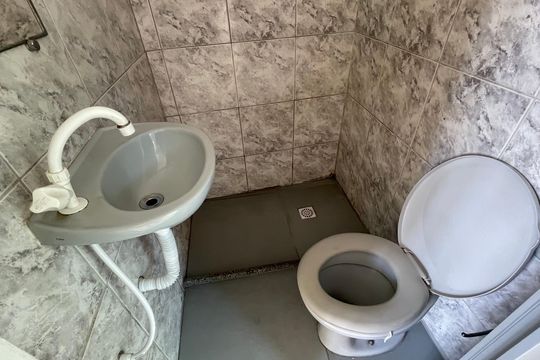 Banheiro de kitnet/studio para alugar com 1 quarto, 50m² em Cocotá, Rio de Janeiro