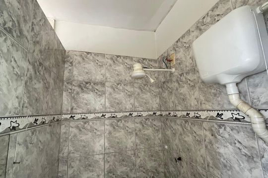 Banheiro de kitnet/studio para alugar com 1 quarto, 50m² em Cocotá, Rio de Janeiro