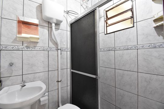 Banheiro do Studio de casa de condomínio para alugar com 1 quarto, 37m² em Parque da Fonte, São José dos Pinhais