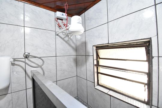 Banheiro do Studio de casa de condomínio para alugar com 1 quarto, 37m² em Parque da Fonte, São José dos Pinhais
