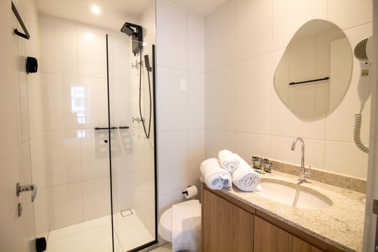 Banheiro de kitnet/studio para alugar com 1 quarto, 27m² em Condomínio Go Portugal., São Paulo