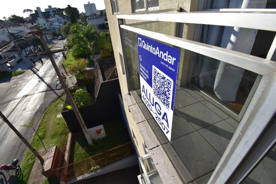 Placa de apartamento para alugar com 3 quartos, 76m² em Tingui, Curitiba