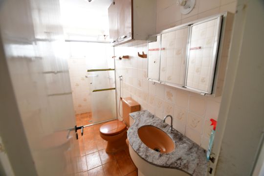 Banheiro social de apartamento à venda com 2 quartos, 70m² em Centro, Campinas