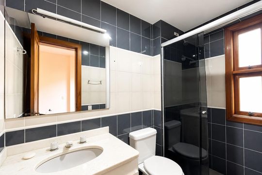 Banheiro de apartamento para alugar com 2 quartos, 179m² em Independência, Porto Alegre