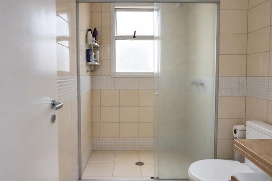 Banheiro de apartamento à venda com 2 quartos, 50m² em Vila Augusta, Guarulhos