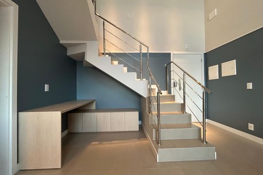 Escada  de apartamento para alugar com 1 quarto, 76m² em Lagoa da Conceição, Florianópolis