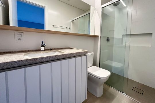 Banheiro suíte  de apartamento para alugar com 1 quarto, 76m² em Lagoa da Conceição, Florianópolis