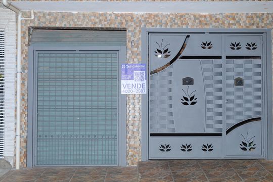 Placa GRANDE instalada no portão do imóvel, dia 25.08.2026 - Código da placa: CUKI-405 de casa à venda com 2 quartos, 225m² em Conjunto Habitacional A. E. Carvalho, São Paulo