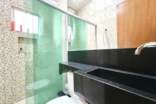Banheiro de casa à venda com 2 quartos, 64m² em Xangrilá (justinópolis), Contagem