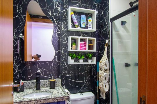 Banheiro de apartamento para alugar com 2 quartos, 50m² em Colubandê, São Gonçalo