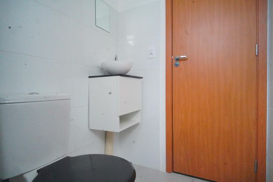 Banheiro de apartamento à venda com 2 quartos, 49m² em Santos Dumont, São Leopoldo