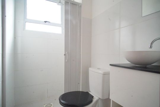 Banheiro de apartamento à venda com 2 quartos, 49m² em Santos Dumont, São Leopoldo