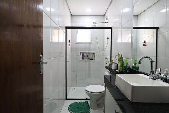 Banheiro de apartamento à venda com 2 quartos, 51m² em Parque Sao Vicente, Santo André