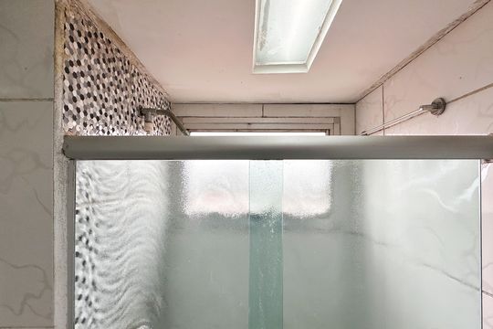 Banheiro Social de apartamento à venda com 2 quartos, 49m² em Taboão, São Bernardo do Campo