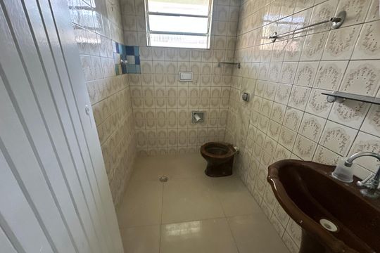 Banheiro de casa para alugar com 2 quartos, 50m² em Parque dos Camargos, Barueri