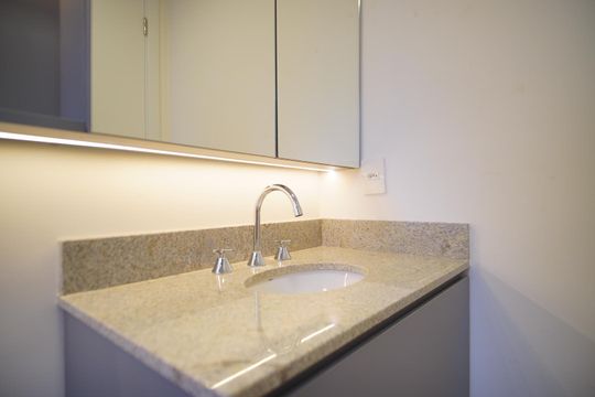 Banheiro de kitnet/studio para alugar com 1 quarto, 43m² em Passo D’areia, Porto Alegre