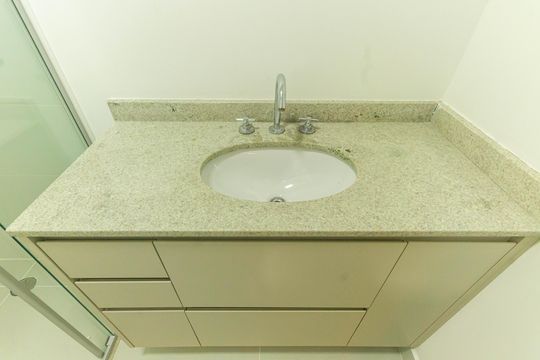 Banheiro de kitnet/studio para alugar com 1 quarto, 27m² em Vila Zilda, São Paulo